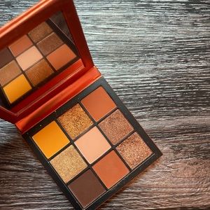 Huda Beauty Topaz palette
